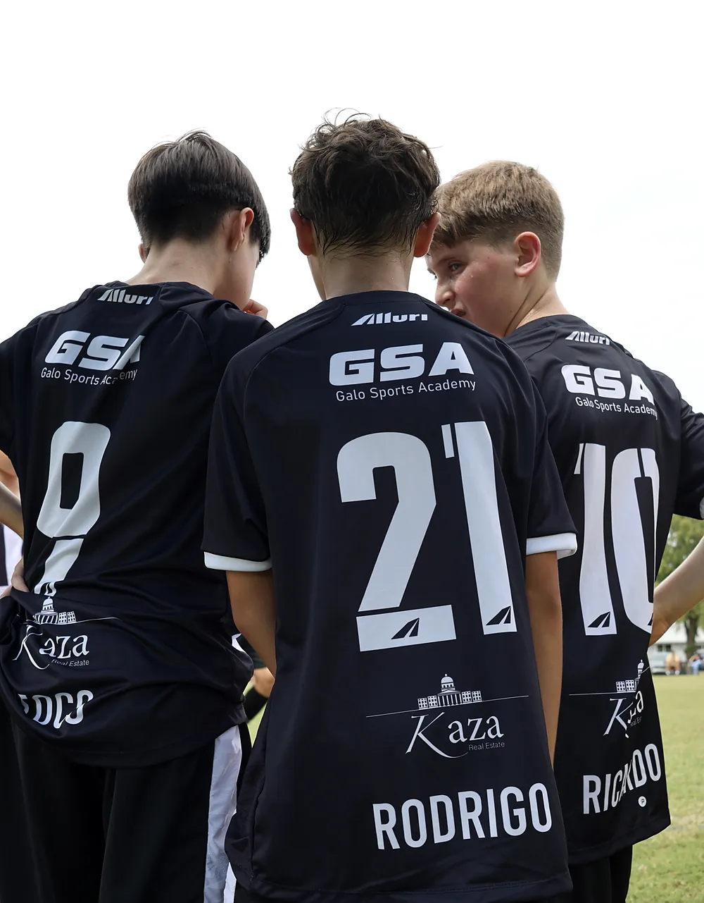 Galo competitive players in black jerseys