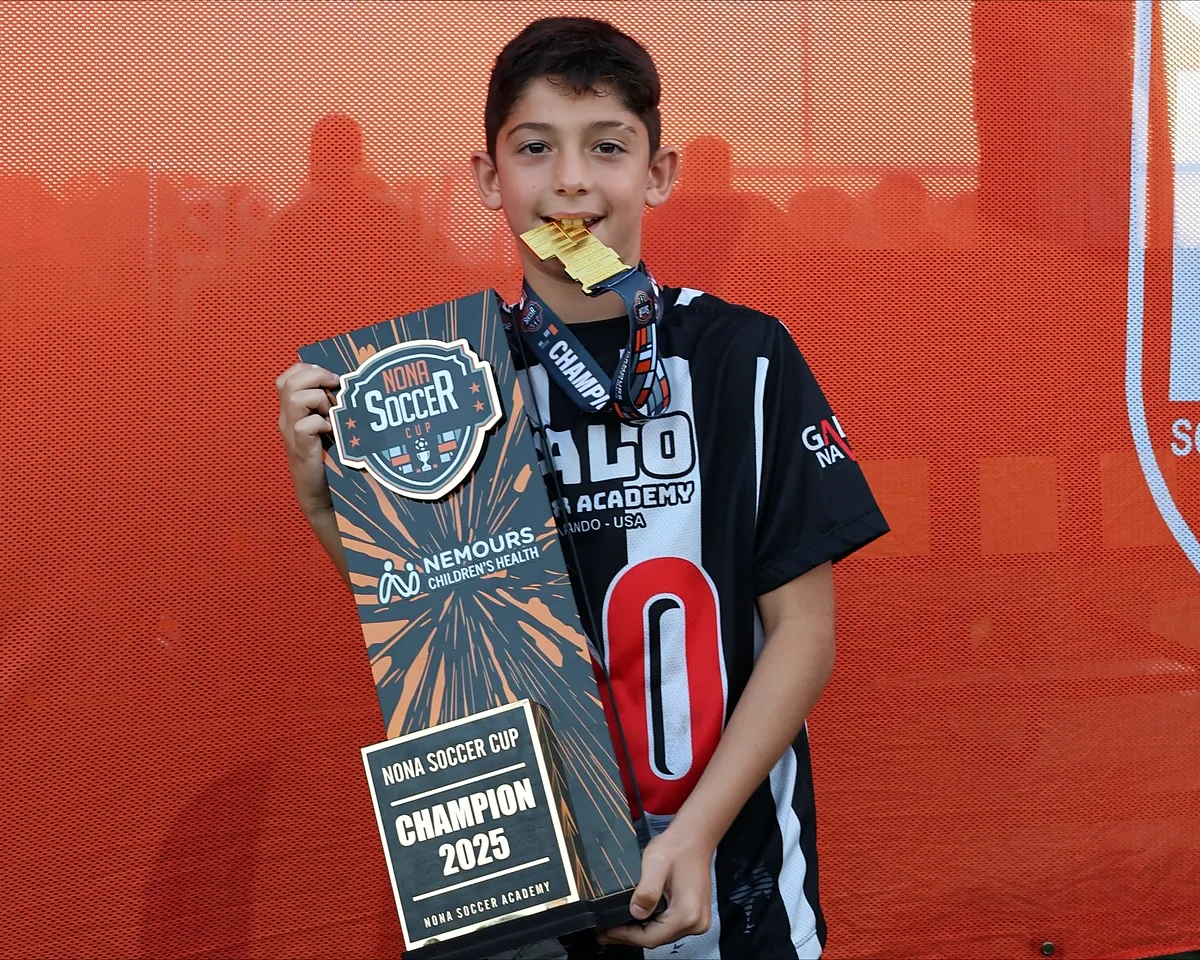 Galo player holding the Nona Cup 2025 champion trophy